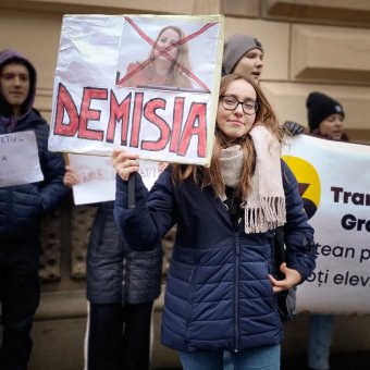 Tüntettek a diákok az ingyenes szállítás biztosításáért, a minisztérium a megyei tanácsokhoz küldi őket