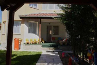 Meghalt egy kisgyerek, akinek a torkán akadt egy falat alma egy engedély nélkül működő nagyváradi óvodában