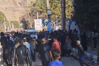 Több mint százan meghaltak Iránban egy temetői robbantássorozatban