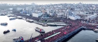 A Hamász terrorszervezettel szimpatizáló tüntetők vonultak fel Isztambulban