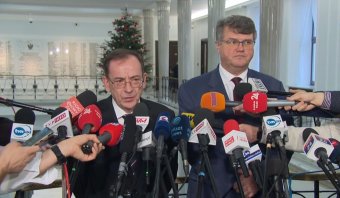 Mindkét letartóztatott lengyel ellenzéki képviselő éhségsztrájkba kezdett a börtönben, mivel politikai fogolynak tekinti magát