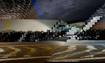 Romániában menedékjogot kérő bevándorlók tucatjai próbáltak átszökni a határon egy kamion rakterében