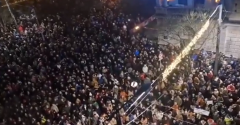 Szerbiában közel negyven embert állítottak elő a baloldali ellenzék demonstrációján, rendőrök sérültek meg