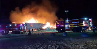 Elszenesedett holttesteket találtak, további áldozatok után kutatnak egy leégett panzióban