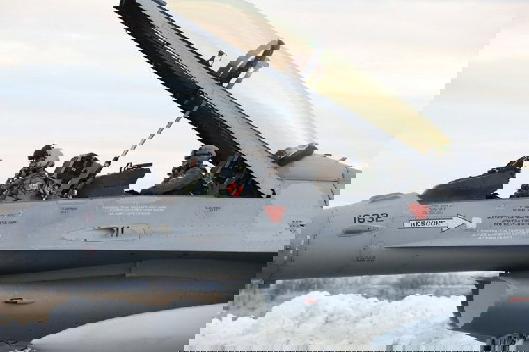 Átrepült Norvégiából Romániába a légierő számára vásárolt első három F-16-os vadászgép