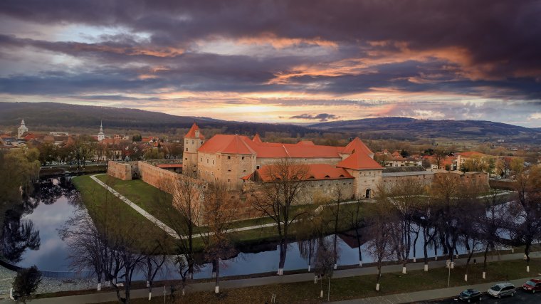 Felvonóhíd a vizesárok fölött: egyedi látványosságot építettek újra a felújított fogarasi várban