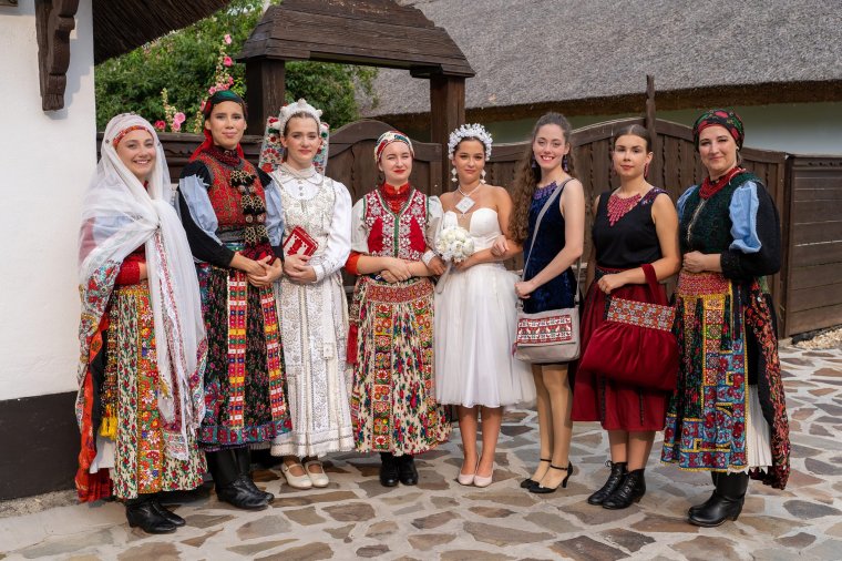 Néphagyomány gyöngybe fűzve: Kiss Gabriella miskolci ékszerkészítő kalotaszegi kutató- és alkotómunkájáról beszélt a Krónikának