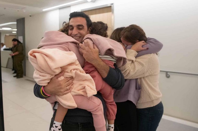 Újabb izraeli túszokat engedett el a Hamász, amely többször is megszegte a tűzszünetet Gázában