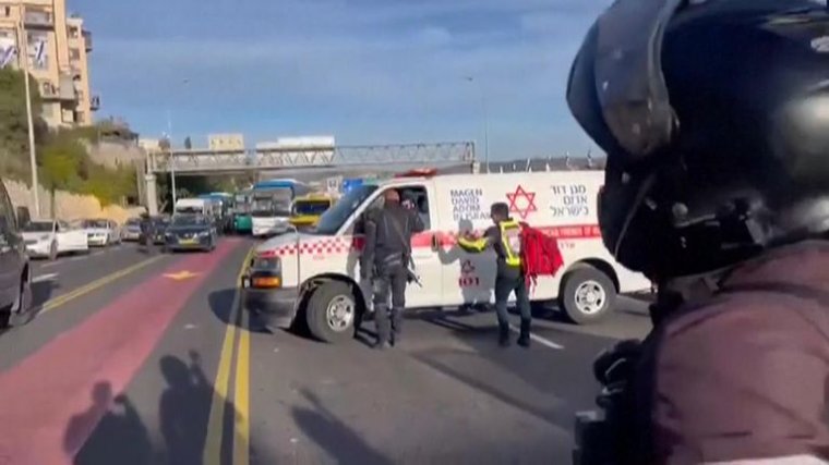 Terroristák nyitottak tüzet egy buszmegállóra Jeruzsálemben, többen meghaltak