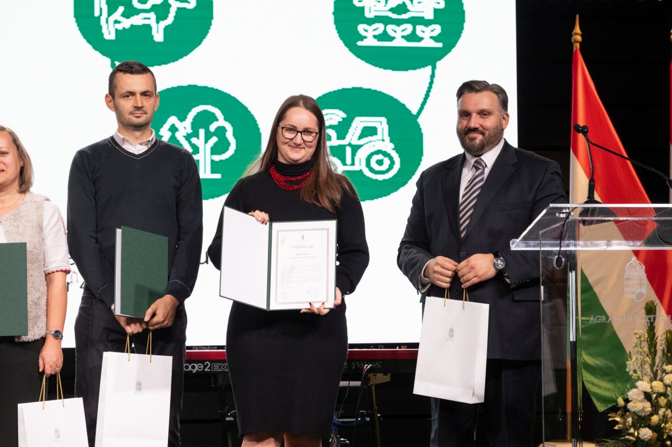 A Bihar megyei Huszár Antal, a Szatmár megyei Bakos Tímea és Ökrös Oszkár helyettes államtitkár •  Fotó: Partiumi Falugazdász Hálózat
