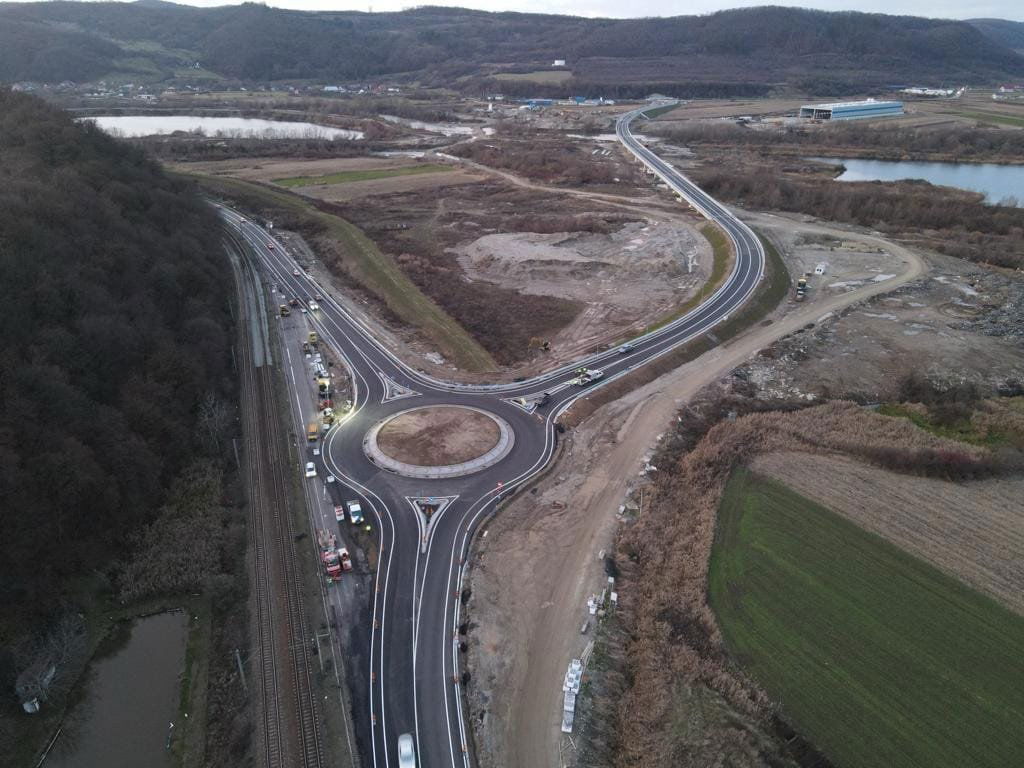 Az 1,2 kilométer hosszú körgyűrű a Kolozsvár és Dés irányából Beszterce és Moldva irányába tartó gépkocsiforgalmat szolgálja ki •  Fotó: Bethlen polgármesteri hivatala