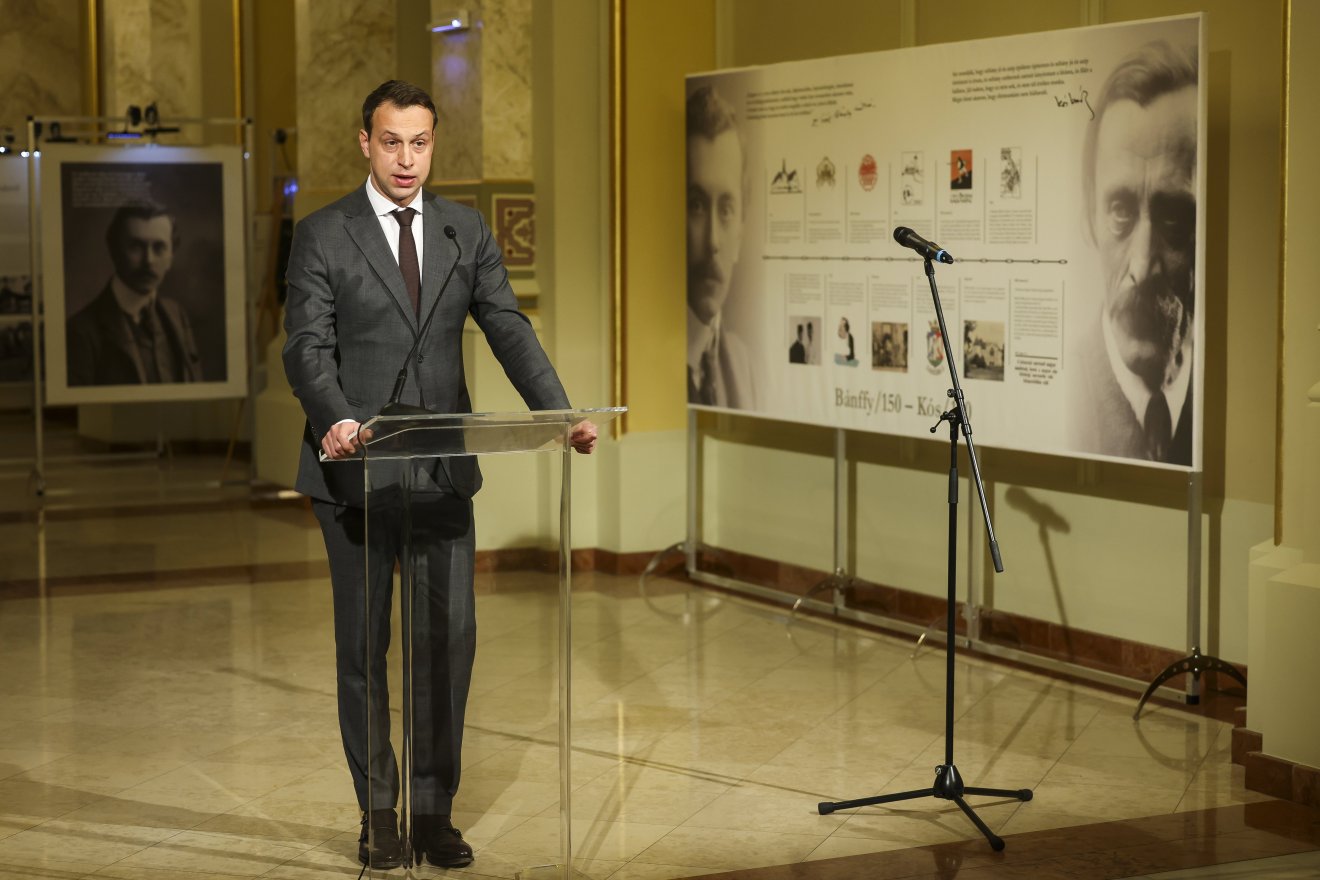 Lánszki Regő, az Építési és Közlekedési Minisztérium (ÉKM) építészeti államtitkára a tárlat megnyitóján •  Fotó: MTI/Hegedüs Róbert