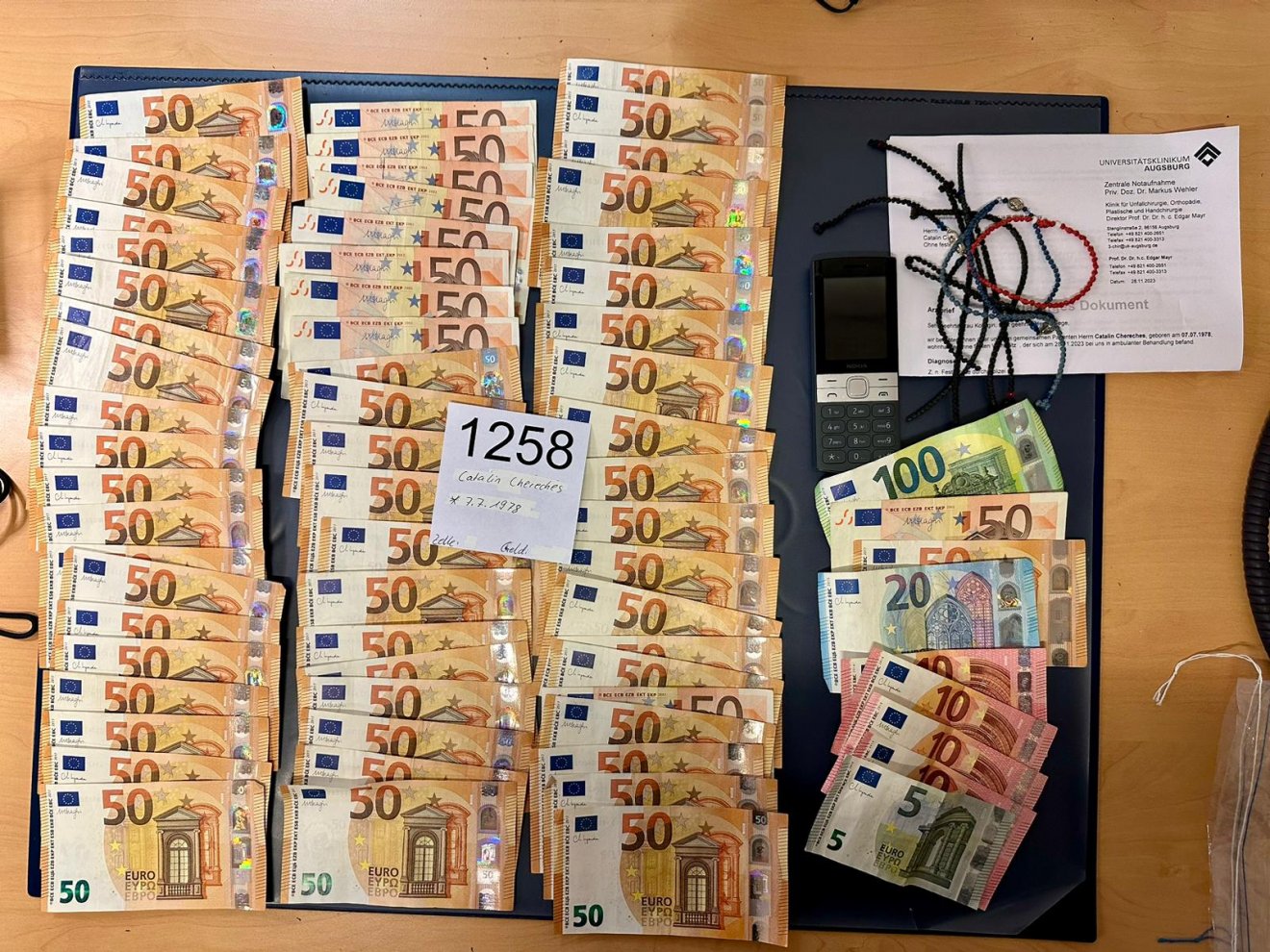 A Cătălin Cherecheștől lefoglalt pénz és telefon •  Fotó: Hotnews.ro