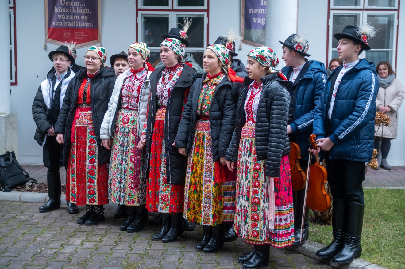 Széki népviseletbe öltözött fiatalok a karácsonyváró rendezvényen •  Fotó: Erdélyi Református Egyházkerület/Kiss Gábor