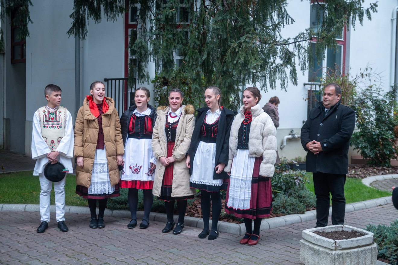 Népviseletbe öltözött fiatalok a kolozsvári Püspöki Hivatal által szervezett karácsonyváró ünnepségen •  Fotó: Erdélyi Református Egyházkerület/Kiss Gábor