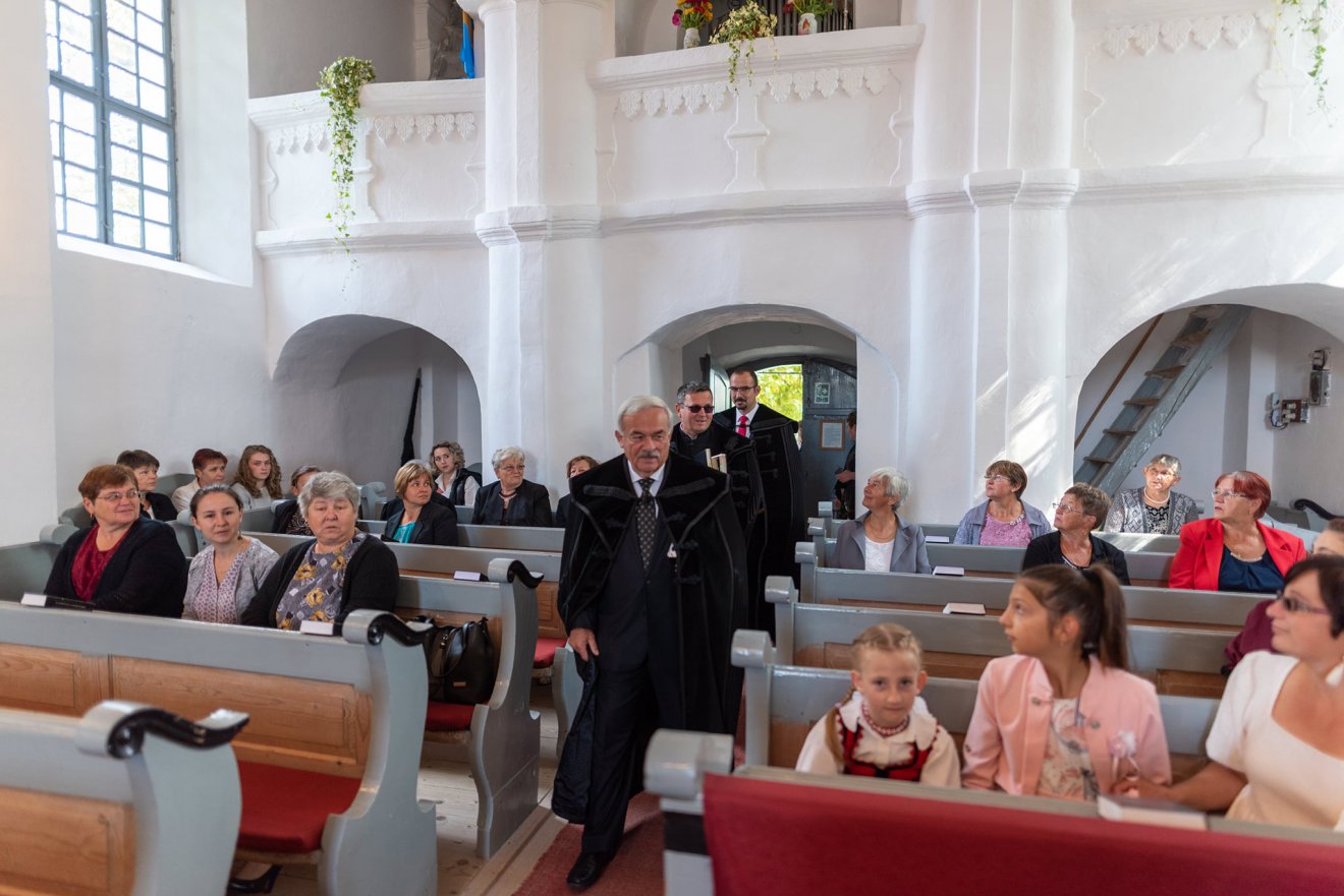 A háromszéki Cófalván kezdte a lelkészi szolálatot 1979-ben Kató Béla. A képen a püspök a felújított templomban 2021-ben •  Fotó: Erdélyi Református Egyházkerület/Kiss Gábor