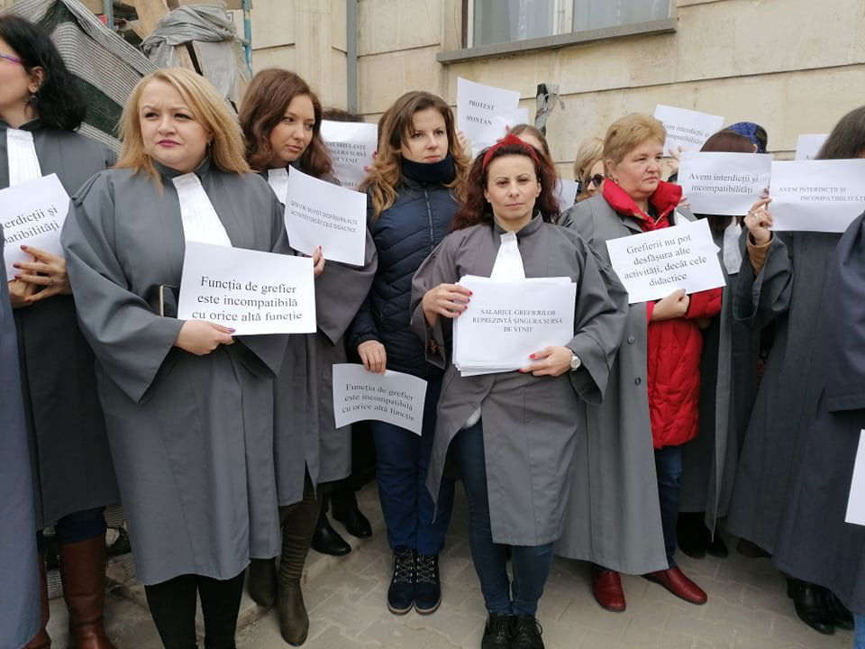 Országszerte tiltakozó akció keretében követelik bérhátralékaik folyósítását az írnokok •  Fotó: Alba24.ro
