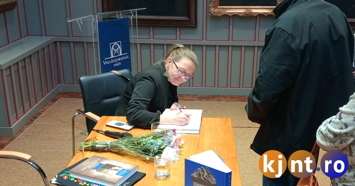 Makkai-Ilkei Ildikó dedikál a Kriza János Néprajzi Társaság és a baróti Tortoma Kiadó gondozásában napvilágot látott, 445 oldalas kötet kolozsvári bemutatóján •  Fotó: Kriza János Néprajzi Társaság