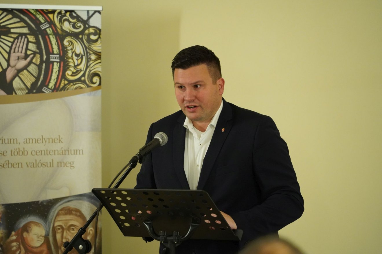 Grezsa Csaba főkonzul: „manapság a kommunizmussal kapcsolatban a felejtés és nosztalgia kultúrája érvényesül sokszor a közbeszédben” •  Fotó: Pantea Tibor OFM