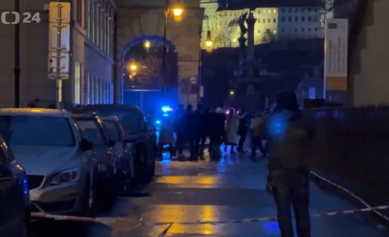 Rendőrök felügyelete mellett menekítették ki az egyetemi hallgatókat a felsőoktatási intézmény épületéből •  Fotó: Videófelvétel
