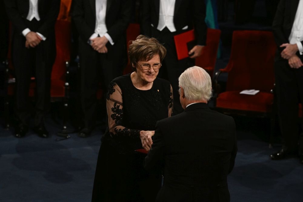Karikó Katalin átveszi az orvosi-élettani Nobel-díjat XVI. Károly Gusztáv svéd királytól •  Fotó: MTI/Koszticsák Szilárd