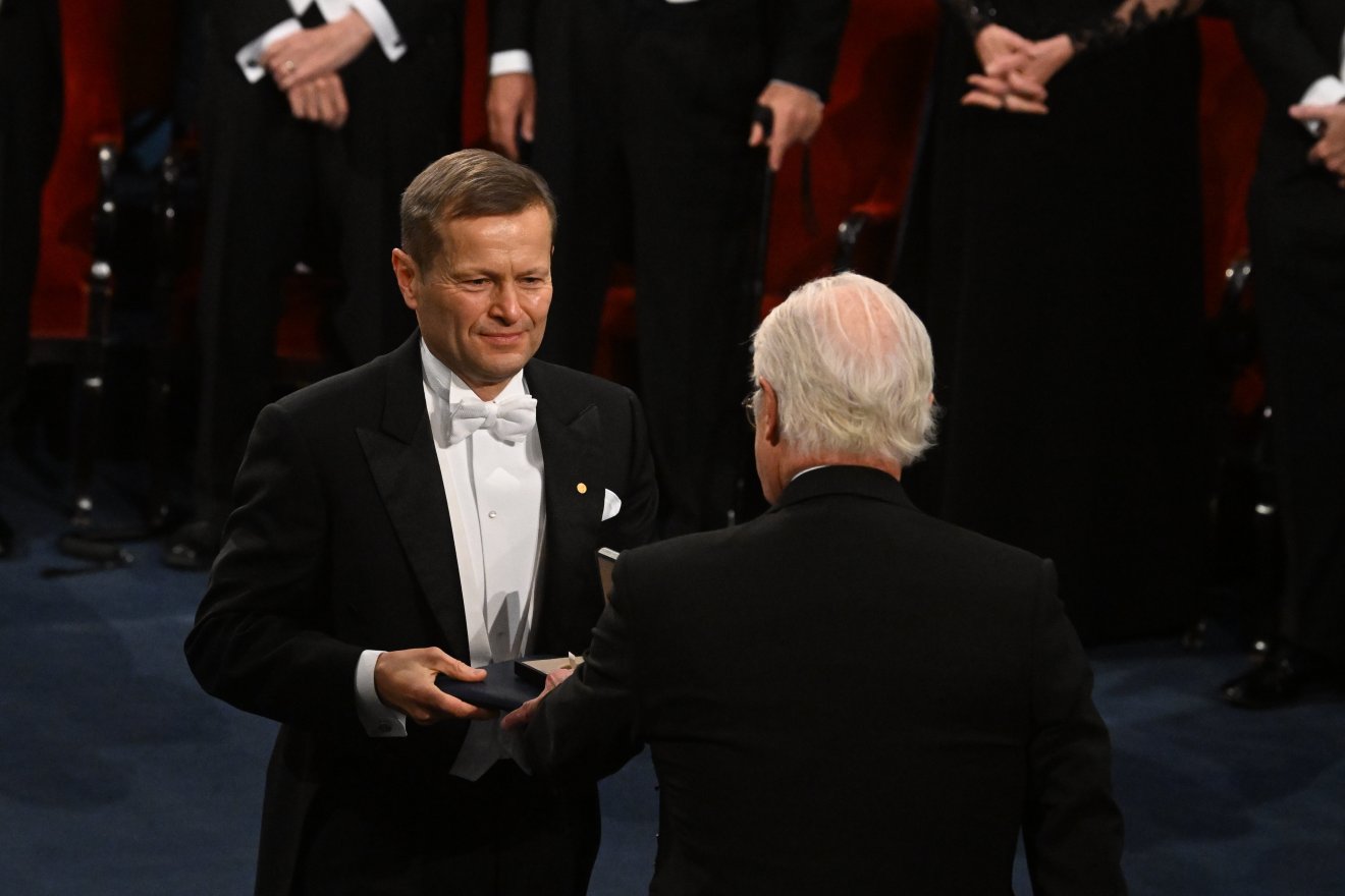 Krausz Ferenc fizikus átveszi a fizikai Nobel-díjat XVI. Károly Gusztáv svéd királytól •  Fotó: MTI/Koszticsák Szilárd