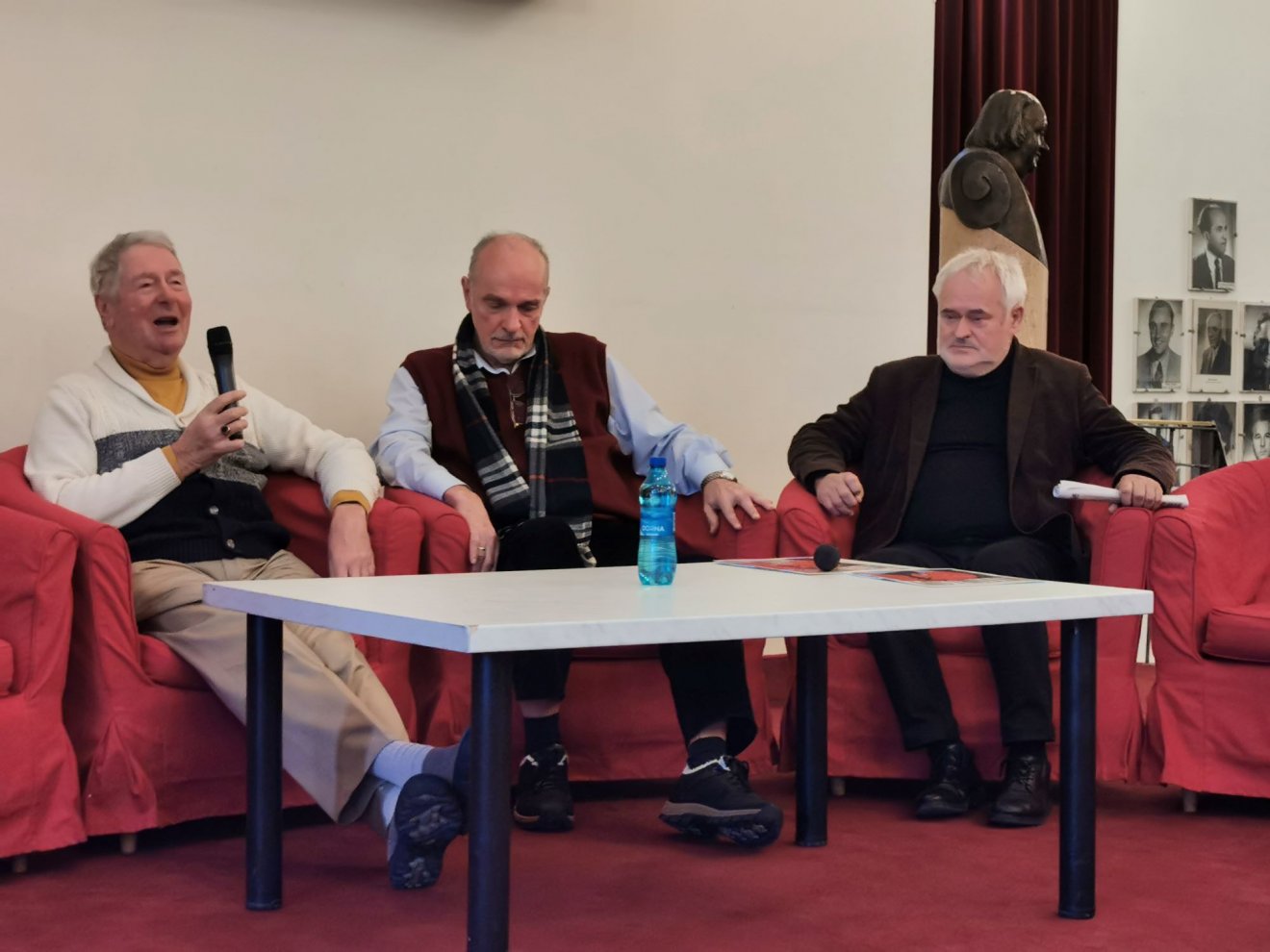 A Szerelmi bájital alkotói is nyilatkoztak. Palló Imre karmester és Kürthy András rendező Szép Gyula igazgatóval •  Fotó: Kolozsvári Magyar Opera