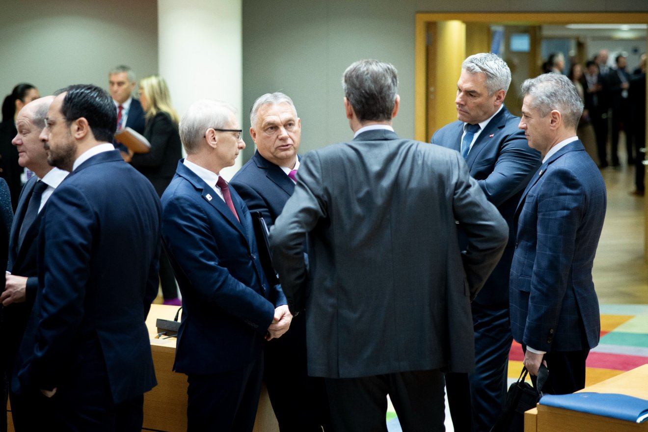 Ahol a legjobban fáj? Nokilaj Denkov bolgár miniszterelnök (Orbán Viktor mellett balra) szerint Budapest a schengeni csatlakozás vétójával fenyegetett •  Fotó: MTI/Miniszterelnöki Sajtóiroda/Fischer Zoltán