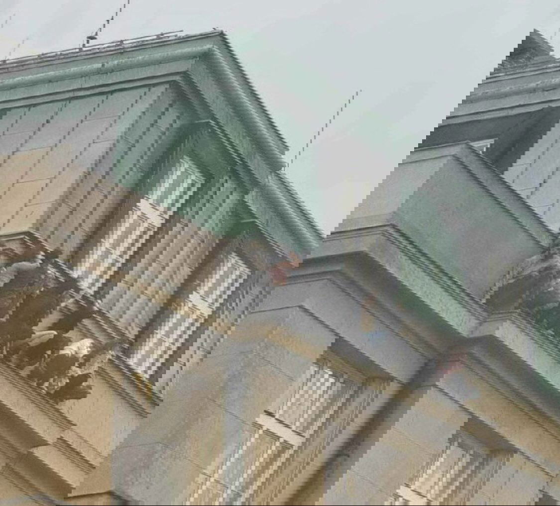 Sok diák kimenekült az épület homlokzatára a támadás idején a Károly-egyetemen •  Fotó: Videófelvétel