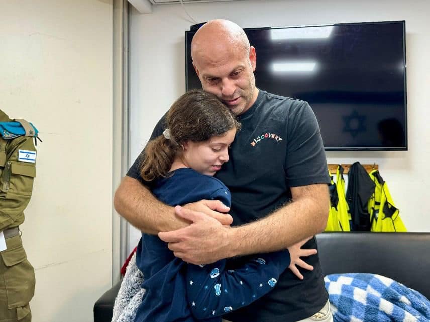 A Hamász fogságából kiszabadult lány apja karjaiban •  Fotó: Izraeli védelmi minisztérium