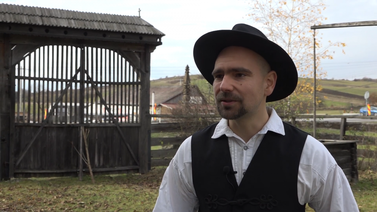 Fábián Andor a vőfély-narrátor szerepében •  Fotó: Fábián Andor