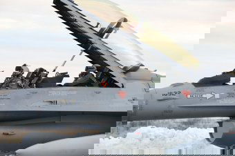 Átrepült Norvégiából Romániába a légierő számára vásárolt első három F-16-os vadászgép