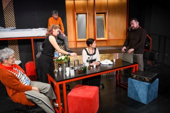 Változik a világ, de vajon jó irányba? – oktatásról szóló darab ősbemutatóját tartja a szatmári társulat