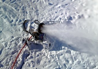Brassó főterén mesterséges hóval teremtenek téli hangulatot