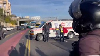 Terroristák nyitottak tüzet egy buszmegállóra Jeruzsálemben, többen meghaltak