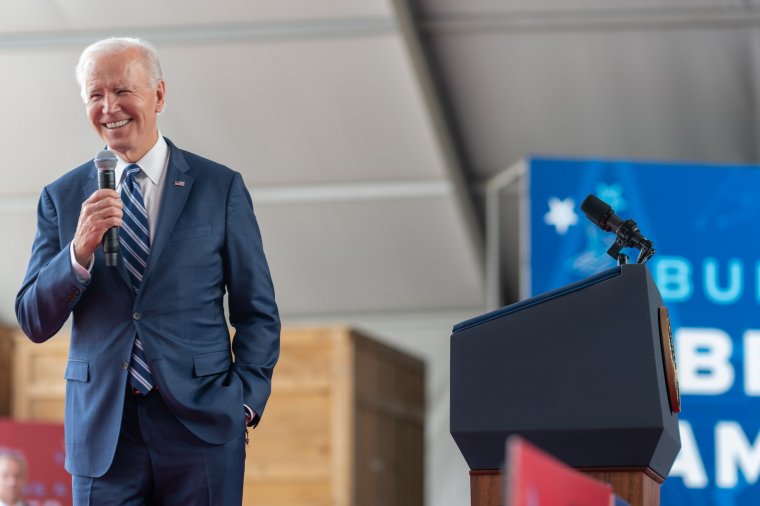 Egyre nagyobb bajban Biden: könyvtárában, garázsában is bizalmas dokumentumokra bukkantak