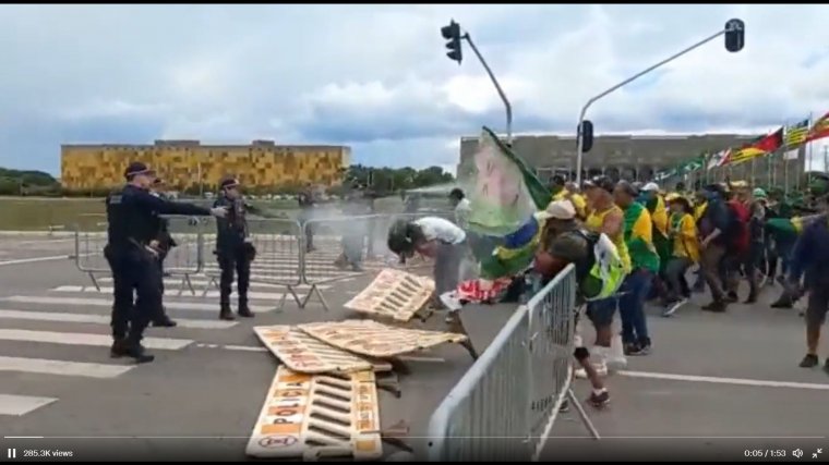 Őrizetben Bolsonaro több mint ezer randalírozó híve, mossa kezeit a volt brazil elnök