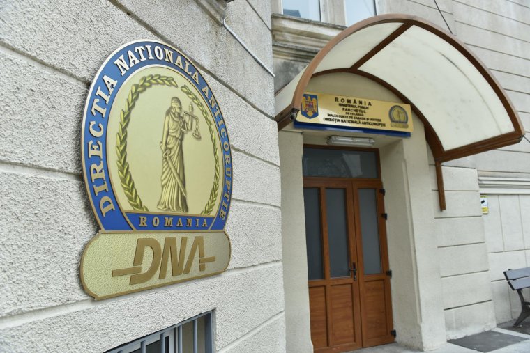 Nagy halat fogtak: befolyással üzérkedéssel gyanúsítja a DNA a vámhivatal igazgatóját
