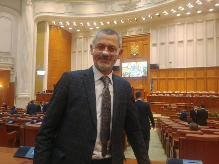 Bántalmazással gyanúsított AUR-képviselő: nem én vágtam orrba a feleségemet, hanem az ajtó