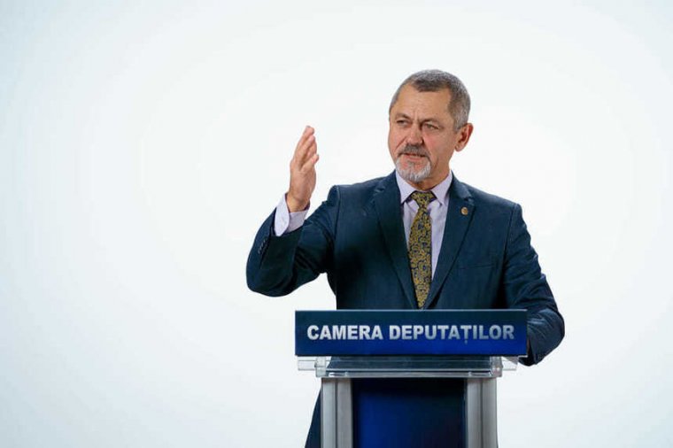Kizárták az AUR-ból a feleségét bántalmazó képviselőt