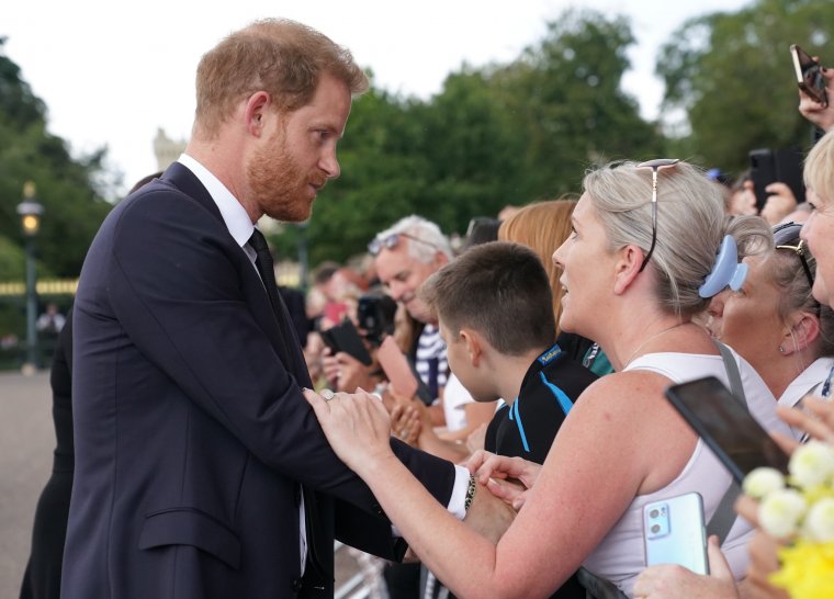 Harry herceg szerint a brit bulvársajtó „ipari méretekben” törte fel az ő és a hozzá közel állók telefonjait