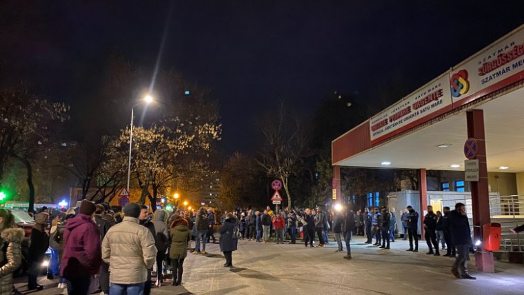 „Ki a gyilkosokkal a kórházakból!” Százak tüntettek a szatmárnémeti kórháznál a diáklány halála miatt