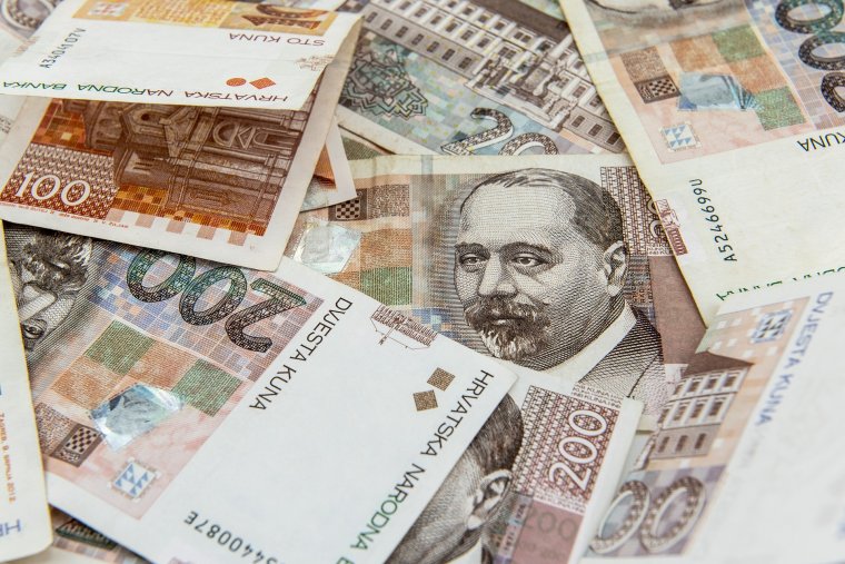 Búcsú a kunától: 124 villamos súlyát teszik ki a beváltandó érmék, 50 kilométer magas lenne a bankjegyoszlop