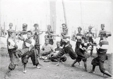 Anelum zene-játék, anklungon játszók. A kép Holland Kelet-Indiában készült 1910-ben, a fotót Adler Artúr készítette •  Fotó: Budapesti Néprajzi Múzeum gyűjteménye