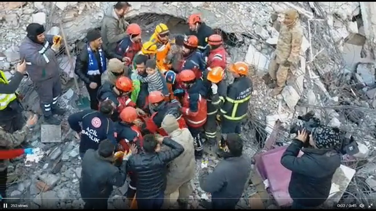 A pillanat, amikor kihozzák a romok alól a gyermekeket •  Fotó: Videófelvétel
