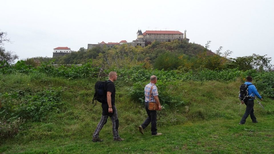 Ami Munkács nevét naggyá tette, az a hatalmas Árpád-kori eredetű vár a sziklabérc tetején. •  Fotó: Hazajáró/Facebook
