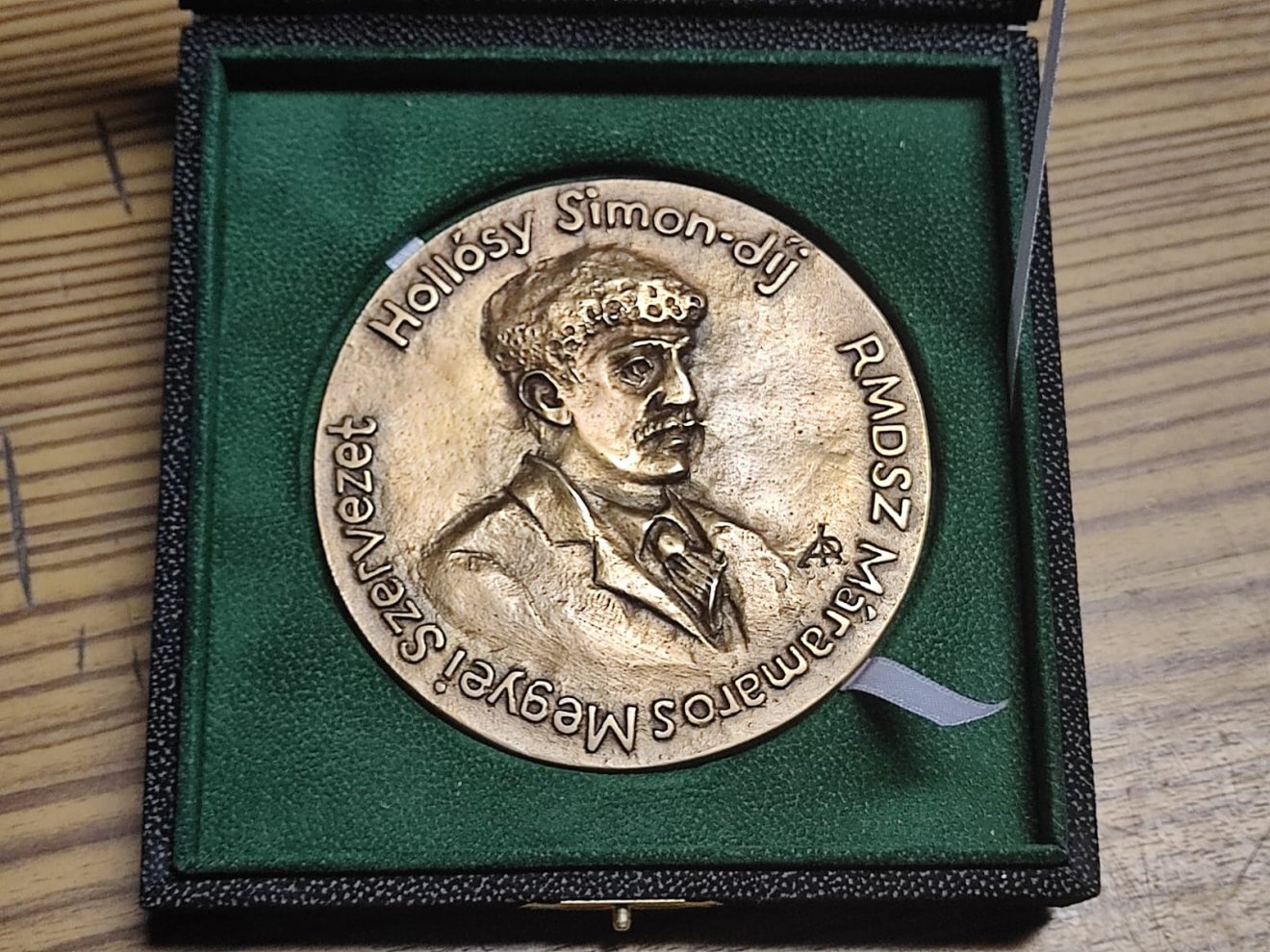 A díjazottak erre az alkalomra készített bronz emlékplakettet kapnak, amelyen Hollósy Simon arcképe látható, az alkotó Péter Ágnes magyarországi szobrászművész •  Fotó: Pintér Zsolt