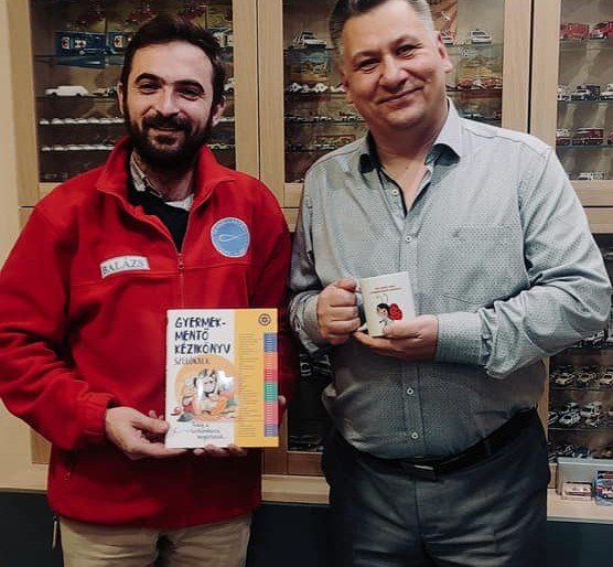 A magyarországi Szent Márton Gyermekmentő Szolgálat adta ki a Gyermekmentő kézikönyv szülőknek – Amíg a gyermekrohamkocsi megérkezik című kötetet •  Fotó: Facebook/Serviciul de Ambulanță Vincențian pentru Copii