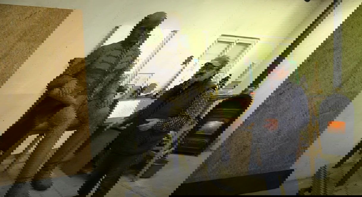 Győrfi Lajos püspökladányi szobrászművész készítette el Kölcsey Ferenc ülő szobrát, amelyet Nagykárolyban állítanak fel a tavasszal •  Fotó: Ladány TV