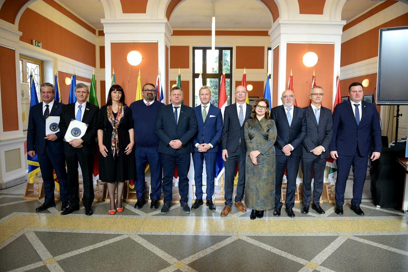 Barátság, tisztelet. Az informális konzuli csoport tagjai a szándéknyilatkozat aláírását követően, jobb szélen az elnöki teendőket ellátó Grezsa Csaba magyar főkonzul •  Fotó: Magyarország Kolozsvári Főkonzulátusa